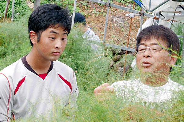 研修生に指導する前川さん