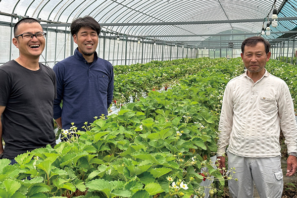 平山さんのハウスにて師匠の松元さん・弟弟子の西さんと。